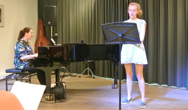 Emmelot Linssen brengt haar lied ten gehore.