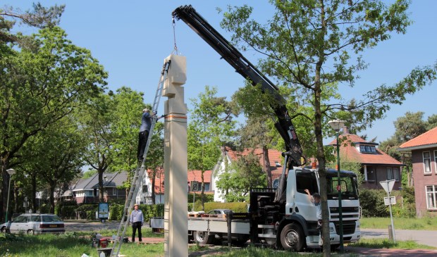 Het kunstwerk werd woensdag 9 mei op de hoek van de Julianalaan en de Paltzerweg geplaatst.