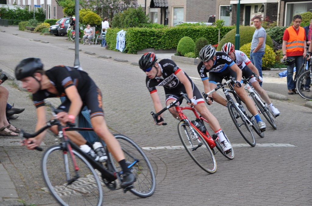 Bochtentechniek is belangrijk tijdens de Maartensdijkse Acht. Martin van Plateringen (tweede van links) won de Acht twee jaar geleden.