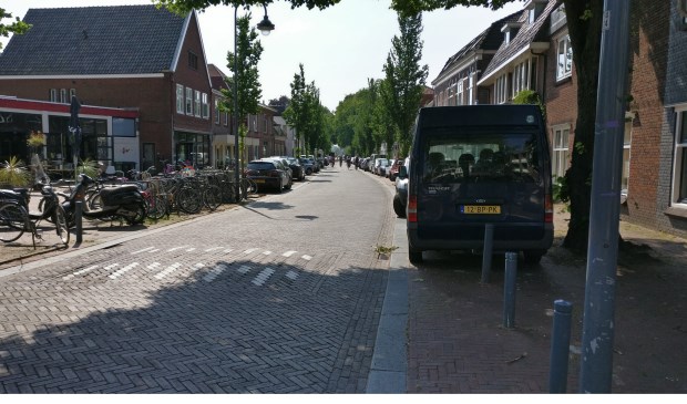 In de straten van Het Oude Dorp in De Bilt geldt straks doordeweeks een blauwe zone. Ook in een zomerse weekeinde zijn (in de Dorpstraat) alle parkeerplaatsen volledig en langdurig bezet.