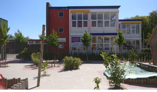 De huidige basisschool De Regenboog maakt plaats voor IKC De Regenboog. Het is maar de vraag of de realisatiedatum - 'zomer 2019' - bewaarheid kan worden.