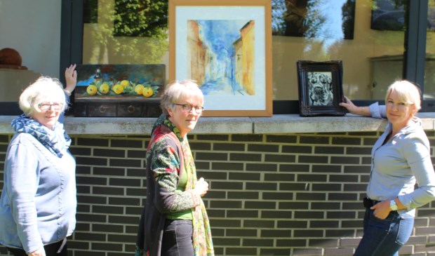 V.l.n.r. Connie van Zwetselaar, Nalima Marijke van de Beek en Natsacha van Zwieten in de buitentuin van de Traverse, waar nog een andere expositie 'loopt'.