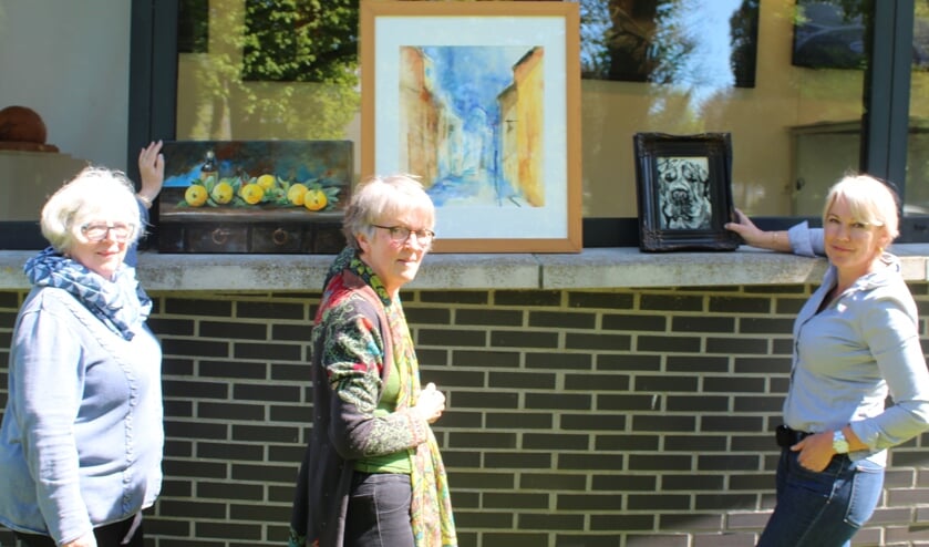 V.l.n.r. Connie van Zwetselaar, Nalima Marijke van de Beek en Natsacha van Zwieten in de buitentuin van de Traverse, waar nog een andere expositie 'loopt'.