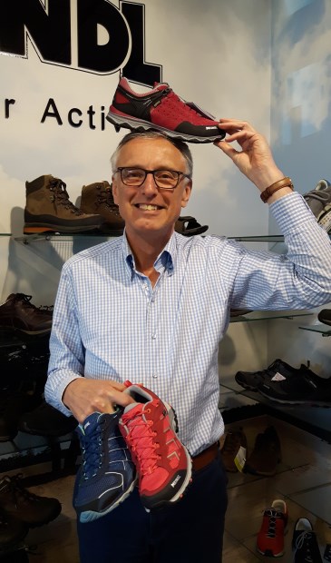 'Omdat mensen steeds ouder, actiever en soms ook zwaarder worden, ontstaan in toenemende mate voetklachten en aanverwante problemen', aldus mede-eigenaar van de Beter Lopen-winkel, Paul Tap.