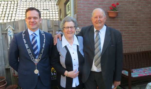 Het diamanten huwelijkspaar met burgemeester Sjoerd Potters.