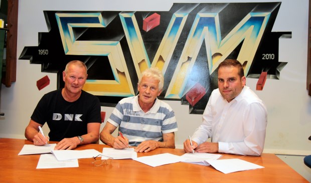 Erik van Dijk (Tempo Tempo Print), Frans Bakker (bestuurslid SVM) en Raymond Mulder (JAKO) ondertekenen de overeenkomst.