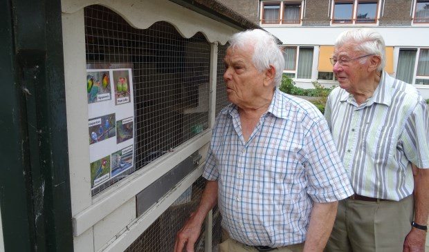Freek Adelerhof (l) en Piet van Regteren (r) willen graag hulp bij het verzorgen van de prachtige volière bij Verzorgingshuis De Koperwiek in Bilthoven.