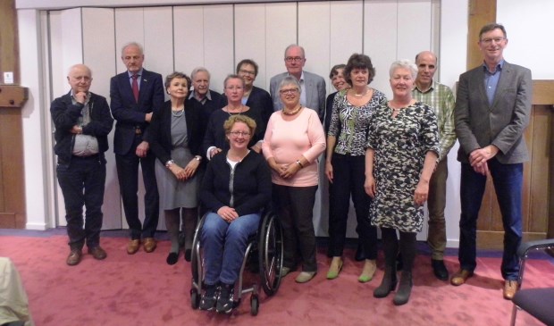 Alle leden van de Adviesraad Sociaal Domein De Bilt: Voor Daniëlle Janssen, v.l.n.r. voor Carla Roossen, Marijke Drieenhuizen, Tonny Bitter, Hanneke Toemen, Fenny de Graaf (ondersteuner), achter Joep van der Linden, Hans Voogt, Kees Floor, Yvonne Wesselink, Ad van Zijl, Ritie van Rooijen, Hafid Sedoukki en Bart van den Dolder.