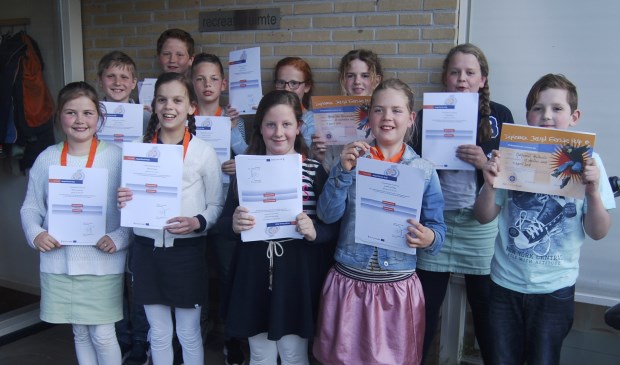 De trotse bezitters van het Jeugd EHBO diploma zijn: Mary-Lynn van Asselt, Gerdine Roest, Marlies van der Vlies, Aron van Essen, Jurrian van den Berg, Femke van Ginkel, Jo - Anne van Ginkel en Emmaline Eits. Super Jeugd EHBO-ers zijn Anne van Renswoude en Nathaniël Aalberts.