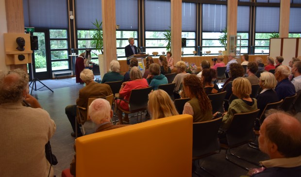 Wethouder Hans Mieras opent deze mooie en bijzondere expositie in de Mathildezaal van het gemeentehuis.