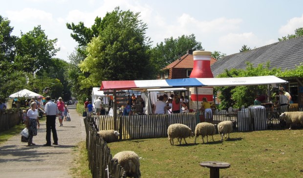 Gezellige drukte bij de Lentemarkt van Zorgboerderij Nieuw Toutenburg.