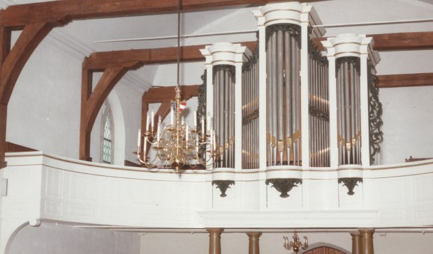 In 1845 werd dit orgel gebouwd; een vijfdelig front met drie ronde torens en licht gebogen horizontaal gedeelde tussenvelden