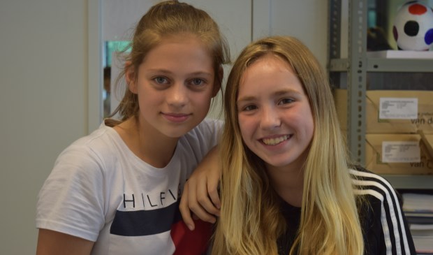 Djoeke (l) en Giulia (r) vonden het leuk om aan het project te werken.