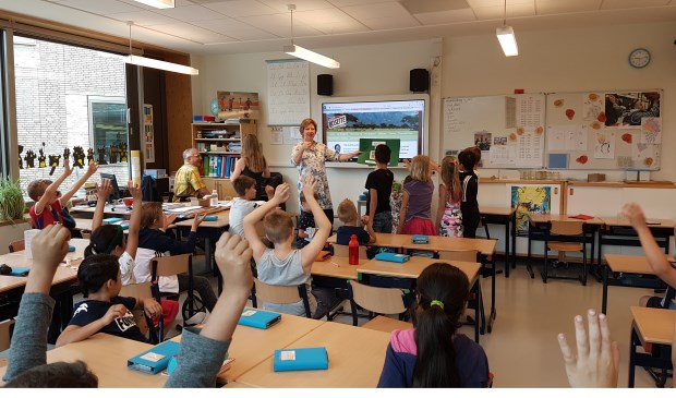 Kinderen van Wereldwijs juichen als ze zien dat hun wensster in vervulling gaat: een jaar lang onderwijs voor een kind in Uganda.