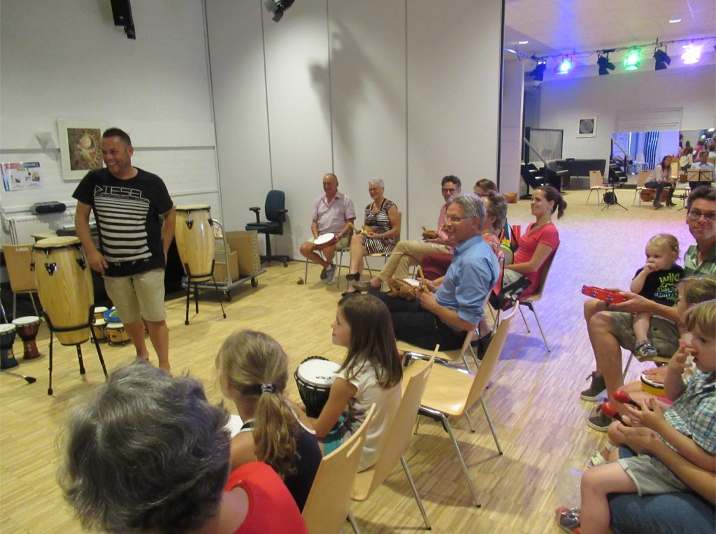 Kunstwethouder Hans Mieras en Kunstenhuisdirecteur Rob Schouw volgen een workshop.