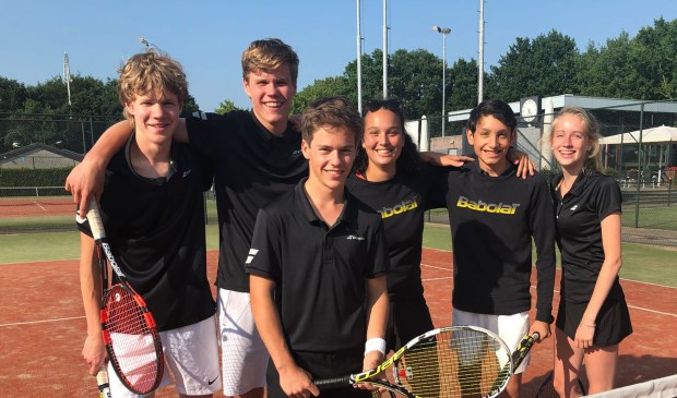 V.l.n.r. (Marlijn Mosterd niet op de foto): Lars Ehrencron, Levi Copijn, Jaime Fatels, Sophie Sakkers, Didier Moggré en Isabel Mosterd.