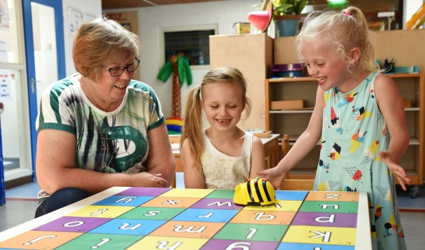 Kinderen leren vanaf groep 1 al spelenderwijs programmeren met de Bee-Bot.