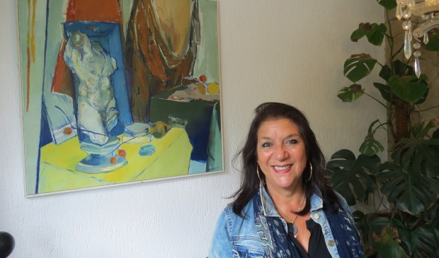 Vera de Vries bij een van haar kunstwerken.