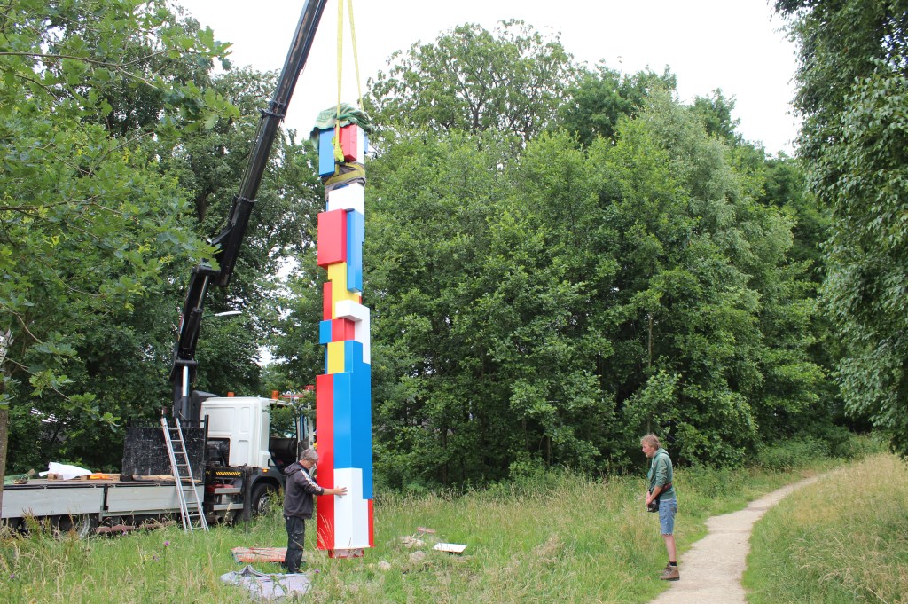 Plaatsing van het kunstwerk aan het Beukenlaantje.