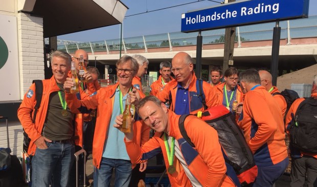 Bij terugkeer op het station werden de mannen door het ‘Support-team’ onthaald met bier en bitterballen; de medailles waren in Wales al omgehangen.