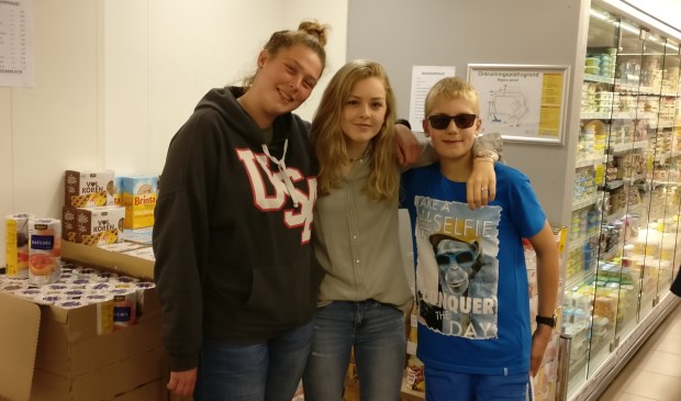 Leerlingen vragen aandacht voor de houdbare artikelen t.b.v. de Voedselbank.
