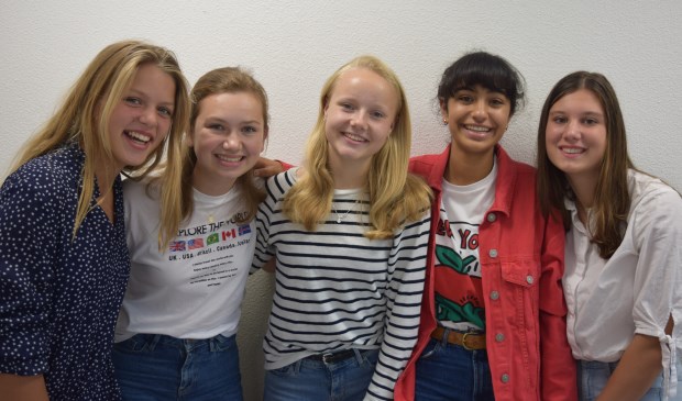 Alle derde klassers van het HNL proberen hun school droog te houden in de toekomst, met v.l.n.r. Feline Mooren, Estèle van de Berg, Emma van de Meer, Bente Benek en Sophie van de Heuvel.