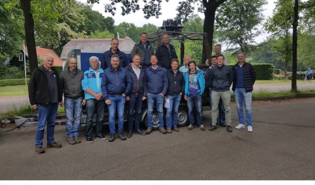 Bestuur + sponsoren na ondertekenen contracten.