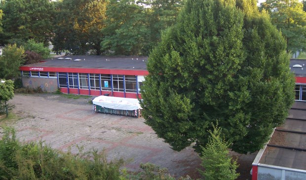 Deze foto laat zien dat de feitelijke afbraak nog moet starten. Afgelopen vrijdag was men klaar met het saneren van asbest.