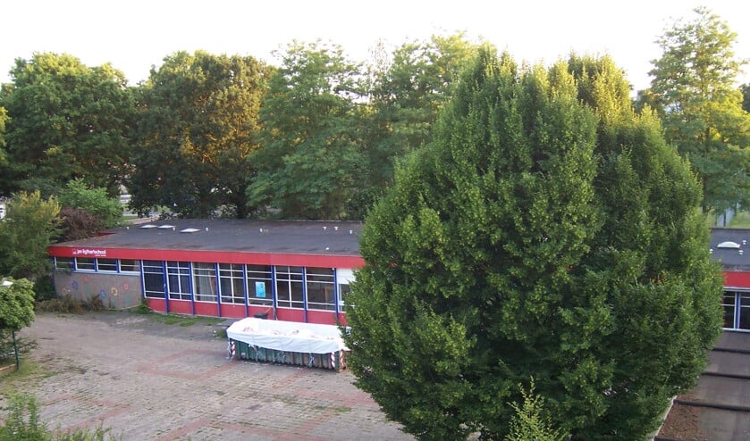 Deze foto laat zien dat de feitelijke afbraak nog moet starten. Afgelopen vrijdag was men klaar met het saneren van asbest.
