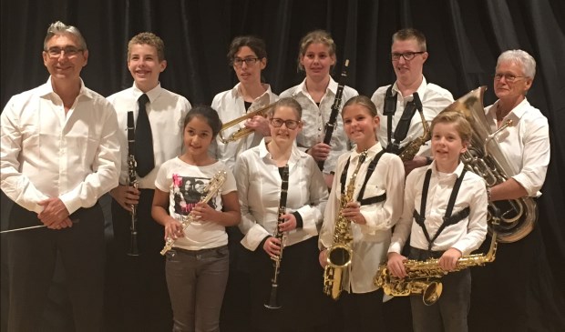 Het leerlingenorkest van muziekvereniging Kunst en Genoegen verzorgt een grote bijdrage aan het jubileumprogramma. Links dirigent John Leenders en rechts Frieda de Graaf die het leerlingenorkest muzikaal ondersteunt met de bariton.