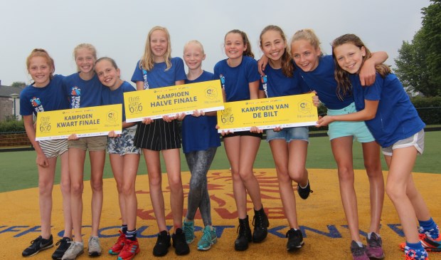 Eva, Lot, Eke, Merel, Nanieck, Julie, Liza, Philine en Lieke vertegenwoordigen de meisjes van De Bilt.