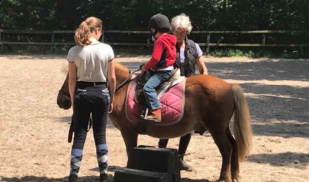 Kinderen maken op een vrolijke en ontspannen manier kennis met andere nieuwkomers en Nederlandse kinderen.