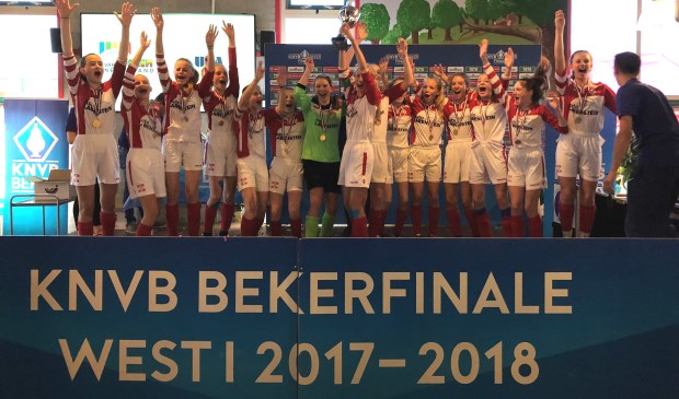 Eerste bekerwinst ooit voor een meidenteam bij FC De Bilt.