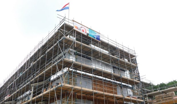 Vlaggen sieren de top van het nieuwe appartementengebouw De Leijen Zuid.