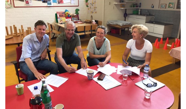 V.l.n.r. ondertekenen Jacob van Goor, Jurjen Witte, Judith Mariën en Annemieke Witte.