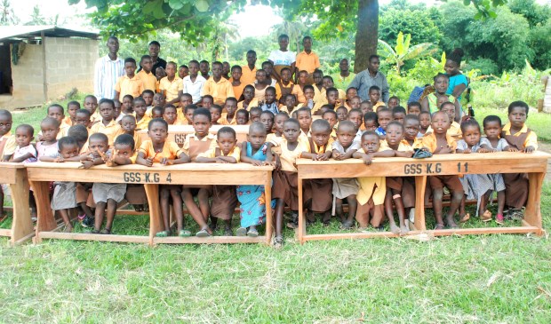 Nieuw meubilair voor de schoolkinderen in Ghana.