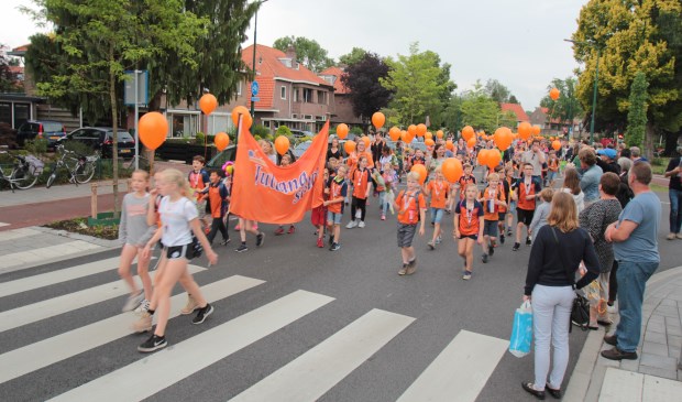 Vrijdag 8 juni was weer de traditionele intocht van de Avondvierdaagse op de Hessenweg in De Bilt. De Julianaschool liep er weer gekleurd bij.