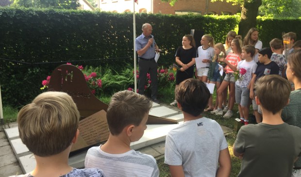 Nijepoort-leerlingen bij het monument.