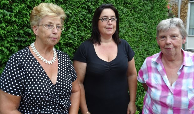 De werkgroep Sociale Tak Rode Kruis die druk doende is de transitie naar een zelfstandige organisatievorm te realiseren v.l.n.r. Henny van Engelen, Cindy van Engelen en Corrie Tersteeg. Ad Tersteeg ontbreekt op de foto.
