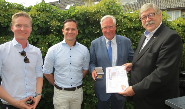 V.l.n.r. Lennart Salemink, burgemeester Sjoerd Potters, Arie-Jan Ditewig en Commissaris van de Koning Willibrord van Beek.