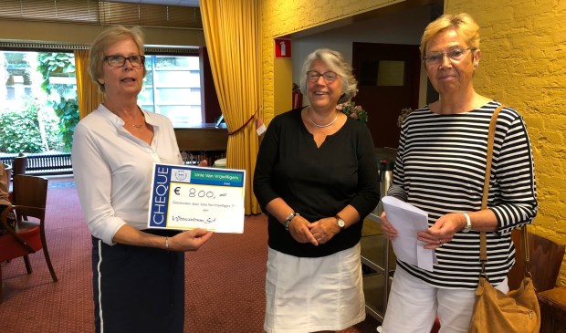 Ursula van Vliet (r) overhandigt de cheque t.w.v. 800 euro aan Meta Sleijster (l).