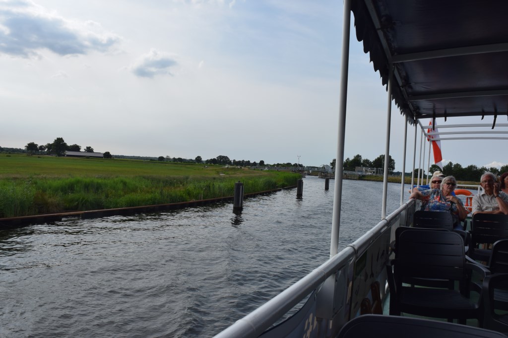 Passagiers genieten van het landschap.