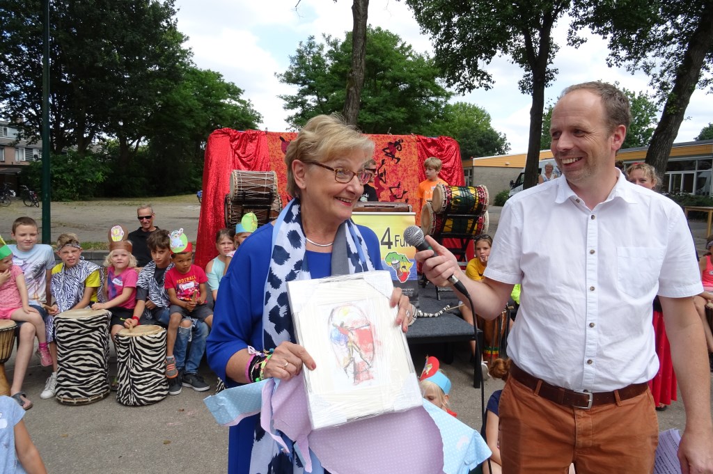 Uit handen van directeur Arjan Dam ontvangt Trijnie de Groot een fraaie litho van Jits Bakker.