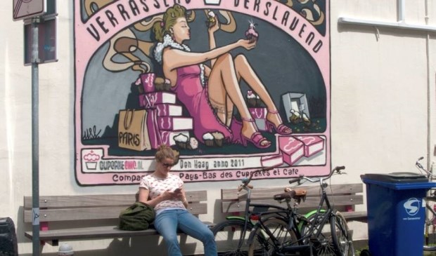 Peter fotografeert graag het leven om zich heen, zoals op de hoek Korte Poten en Koediefstraat in ’s-Gravenhage