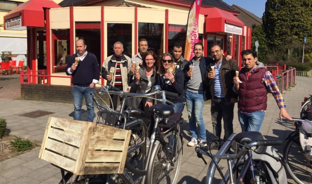 Voorbeeld van een praktijkles Inburgeringscursus. Op de fiets naar de ijssalon. Ahmad Sawaghi staat hier 2e van rechts.