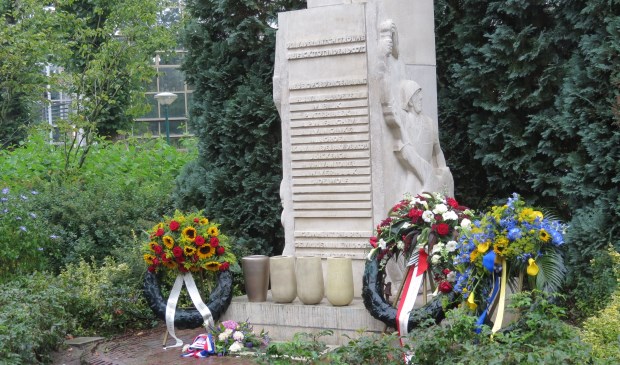 Het oorlogsmonument bij Jagtlust waar onder een plaquette grond uit Java is aangebracht.