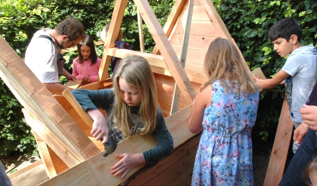 Groep 5 is geconcentreerd bezig met de bouw van een speelhuisje.