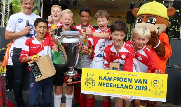 De Biltse Boys is een samengesteld team met Bassim, Jelmer, Joeri, Robson, Maurits, Christiaan en Pijke. Met veel muziek, confetti en gejuich werd de prijsuitreiking verricht door niemand minder dan Wim Kieft.