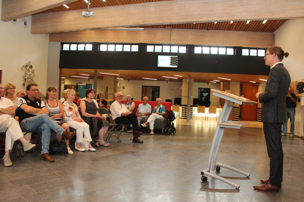 Wethouder Dolf Smolenaers tijdens de opening van de jaarlijkse expositie van fotoclub Bilthoven.