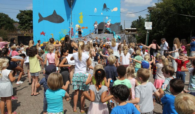 Optreden en creatieve invulling tijdens de kindervakantieweek.
